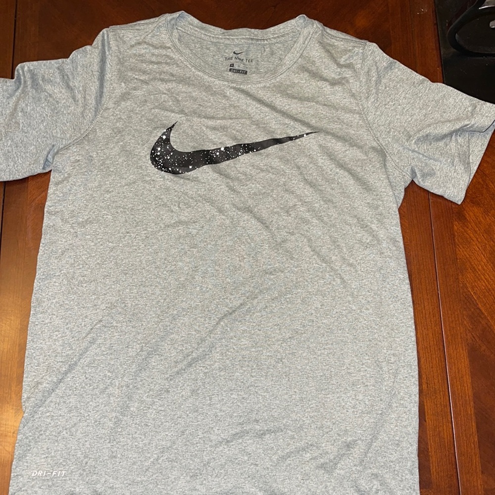 boys size M nike top